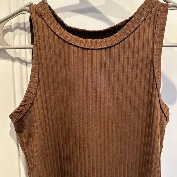Solid Ribbed Cropped Tank Top - Picture 4 of 8